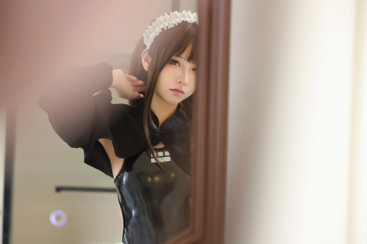 G44不会受伤 棕色长发白色花边头饰与门边黑色服装半身 G44不会受伤 棕色长发白色花边头饰与门边黑色服装半身