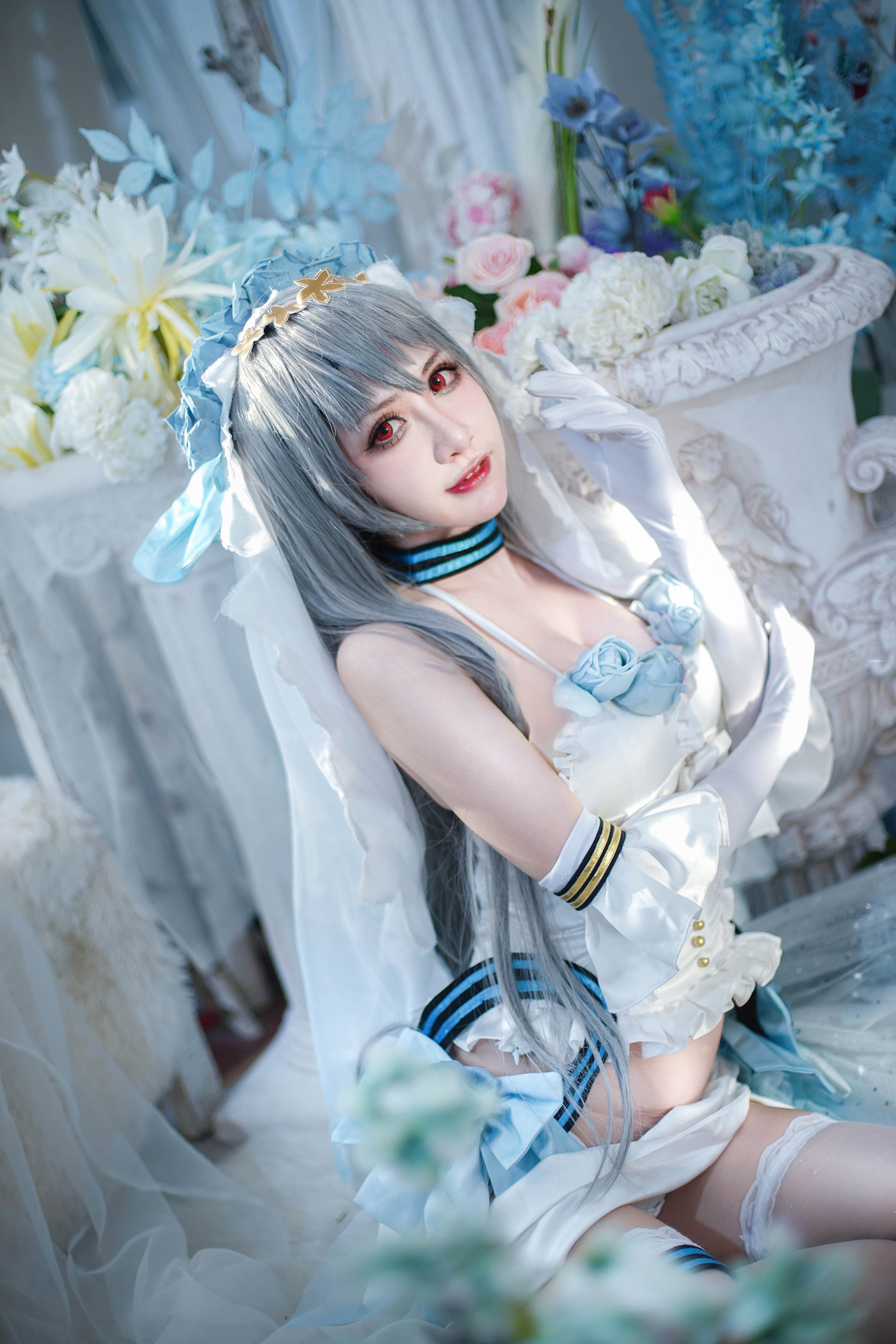 阮邑Fairy 白色手套与蓝色花饰坐姿人像