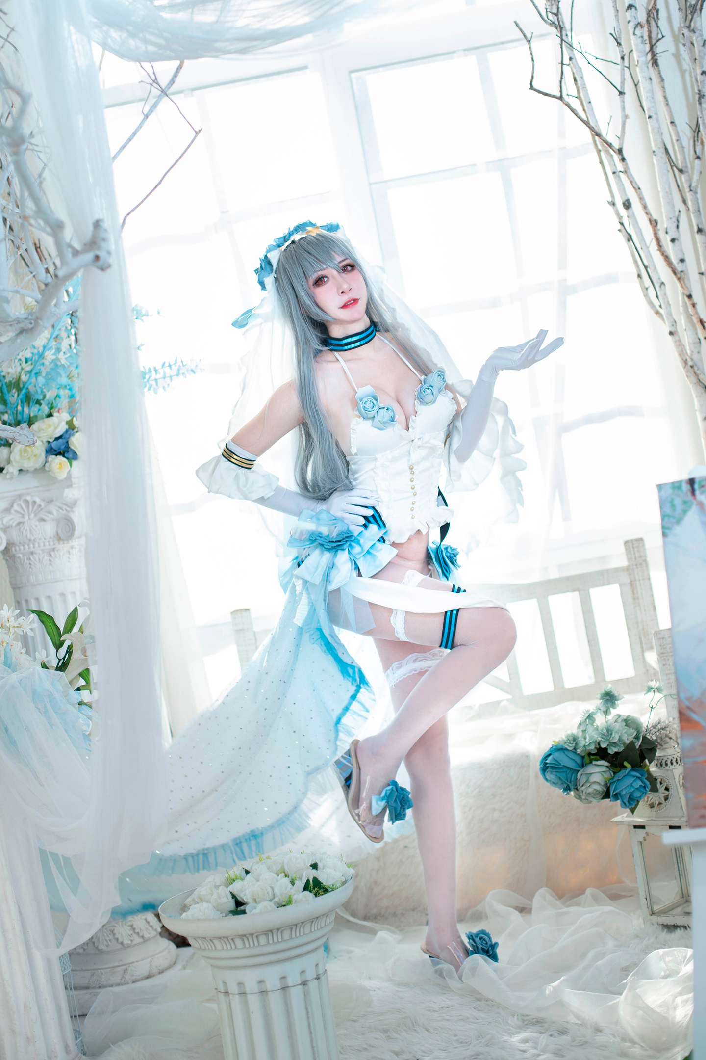 阮邑Fairy 白色礼服蓝色花束与明亮窗框全身照