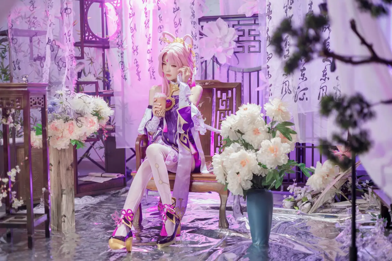 桜桃喵 粉色长发紫色服装与花材背景手持饮料坐姿 桜桃喵 粉色长发紫色服装与花材背景手持饮料坐姿