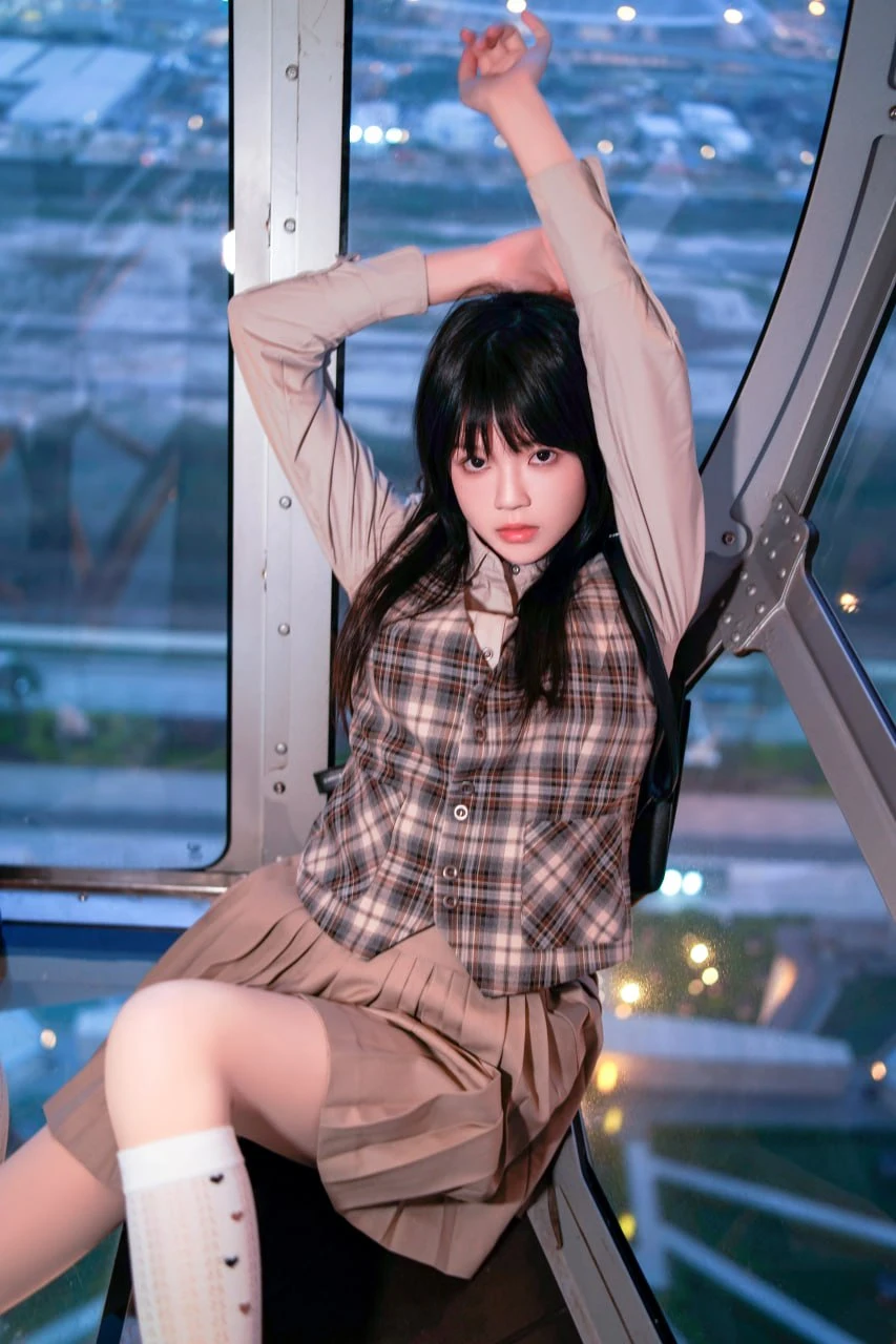 桜桃喵 格纹背心浅色衬衫与城市窗景制服穿搭 桜桃喵 格纹背心浅色衬衫与城市窗景制服穿搭